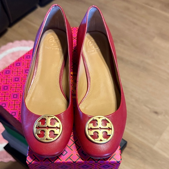 Tory Burch Redstone flats with Gold Accent - Picture 2 of 4